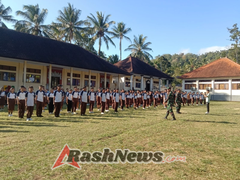 Latihan PBB dari Koramil Busungbiu Asah Disiplin Siswa-siswi SMK Negeri 1 Busungbiu