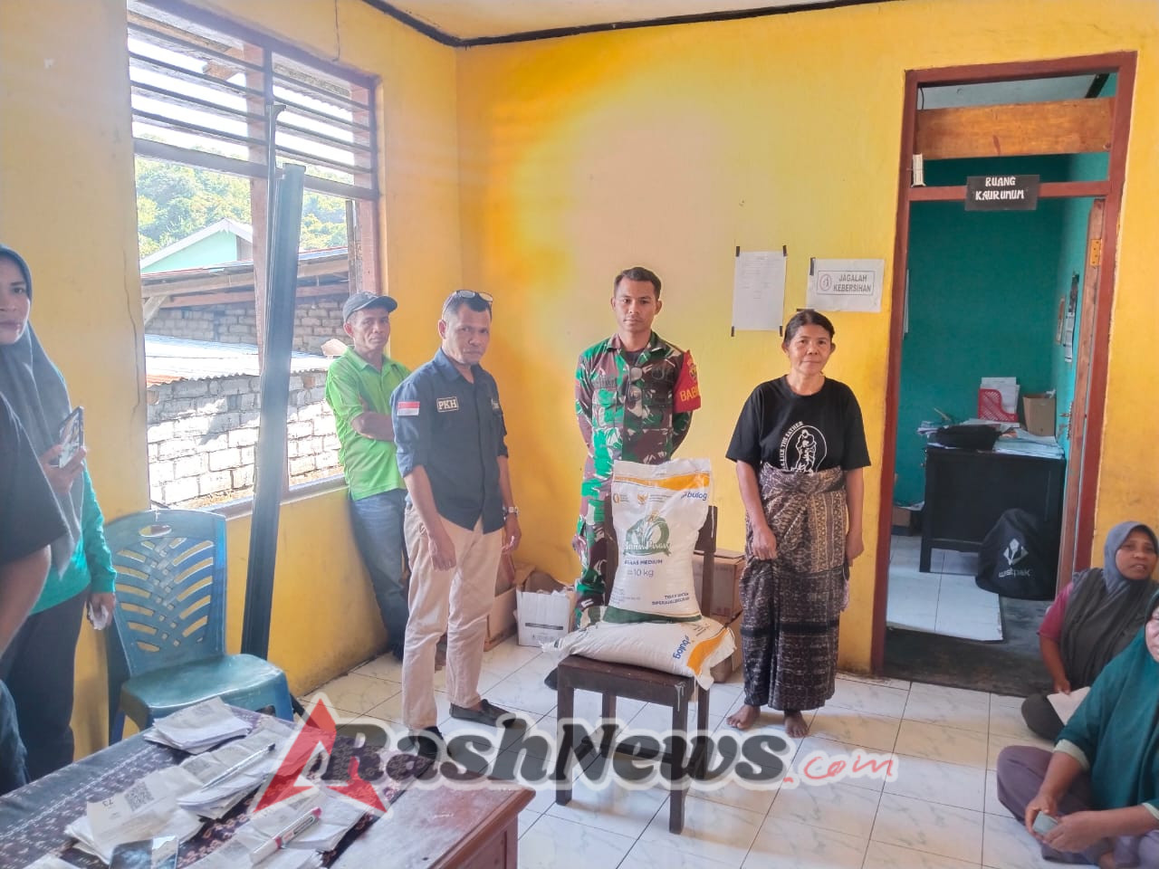 Sinergi TNI dan Pemerintah, Babinsa Amankan Penyaluran Bantuan Beras di Desa Bheramari