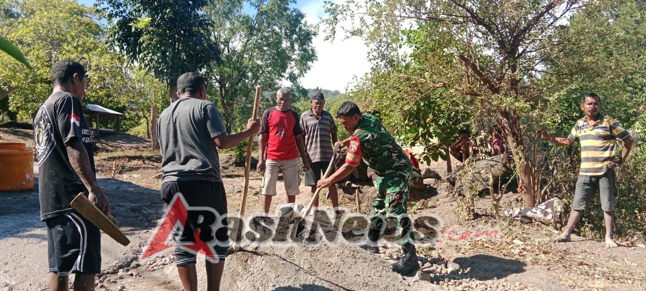 Pengecoran Jalan di Desa Waibleler: Bangun kemanunggalan TNI-Rakyat