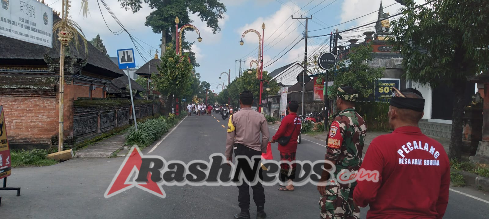 Danramil Blahbatuh Didampingi Babinsa Tunjukkan Dukungan Penuh pada Tradisi Leluhur