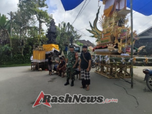 Babinsa Tegallalang Tunjukkan Kepedulian terhadap Adat Lewat Pengamanan Ngaben