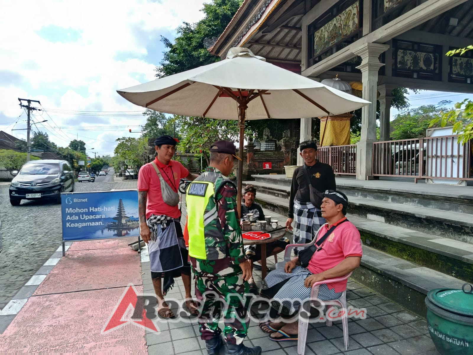 Babinsa dan Pecalang Kompak Jaga Pura Batuan, Ciptakan Rasa Aman Bagi Tamu Asing