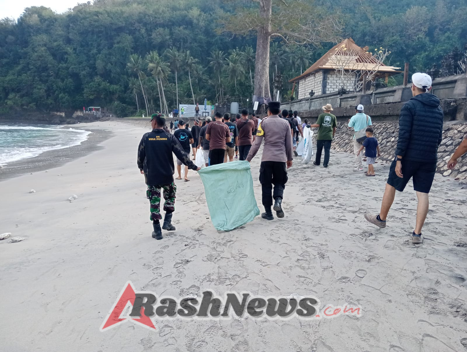 Jaga Kebersihan Dan Kelestarian Alam, Koramil Nusa Penida Sukseskan Clean Up Campaign