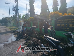 Tingkatkan Kebersihan, Babinsa Serda Mashudi Turun Gotong Royong