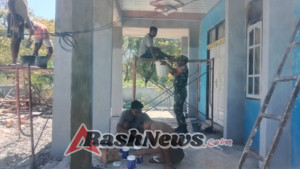 Jalin Silaturahmi Babinsa Ikut Merenovasi Teras Gereja