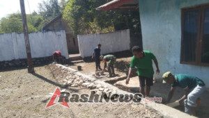 Sinergi Babinsa dan Warga Cegah Erosi Halaman Kantor