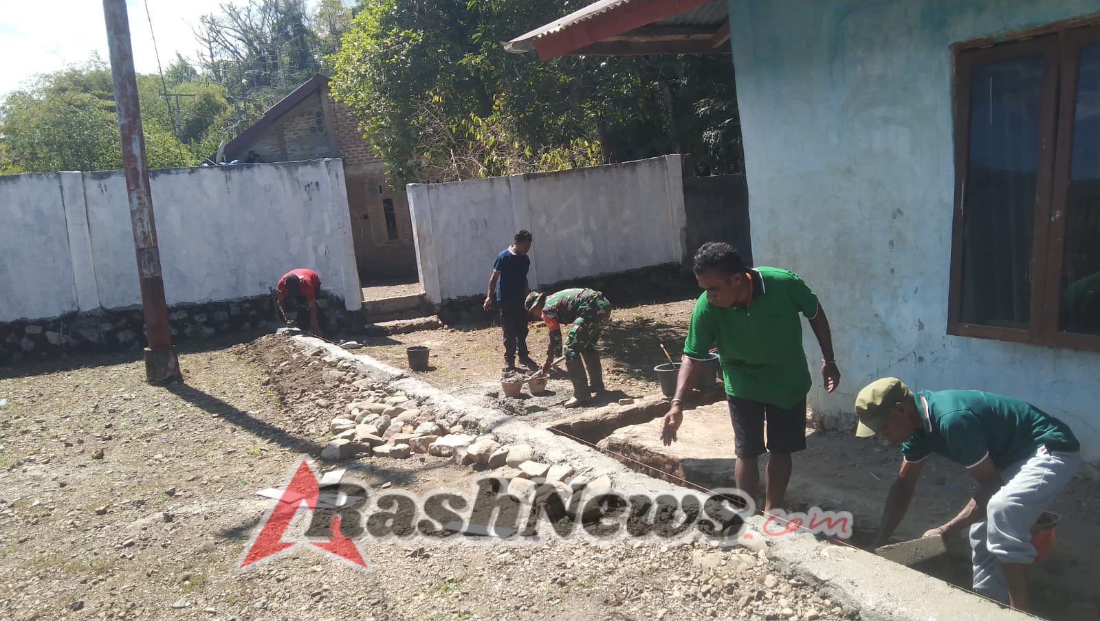 Sinergi Babinsa dan Warga Cegah Erosi Halaman Kantor