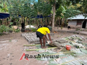 Satgas TMMD Kodim 1622/Alor Cetak Batako, Bangun Harapan di Desa Kiraman