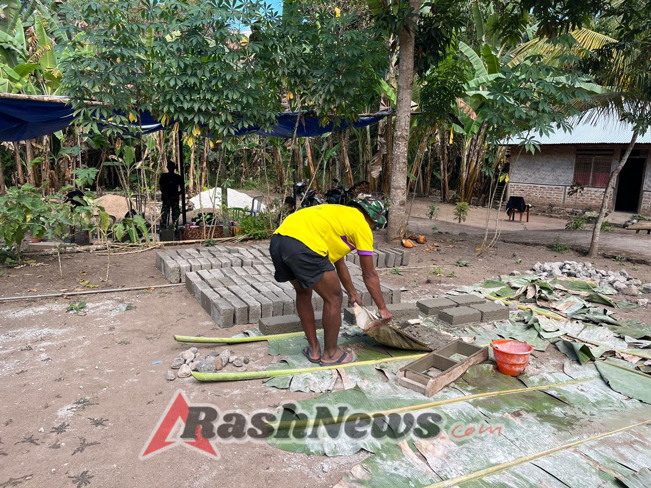 Satgas TMMD Kodim 1622/Alor Cetak Batako, Bangun Harapan di Desa Kiraman