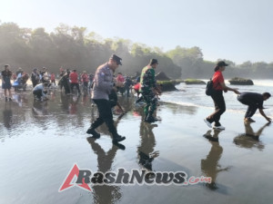 Bhabinkamtibmas Desa Lalanglinggah wakili Kapolsek Selbar hadir dlm Giat Clean Up Pantai dan Pelepasan Tukik Dalam Rangka HUT ke-80 Kemerdekaan RI