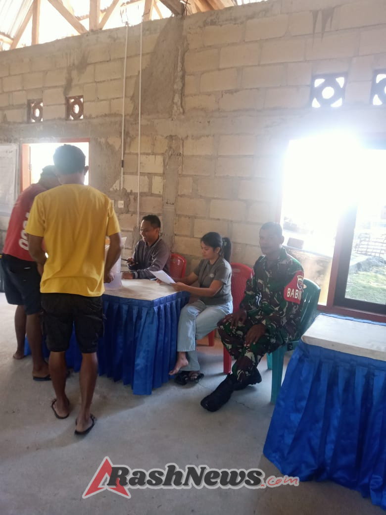 Bersama Warga, Babinsa Ajak Kibarkan Merah Putih dan Manfaatkan Bantuan Secara Bijak