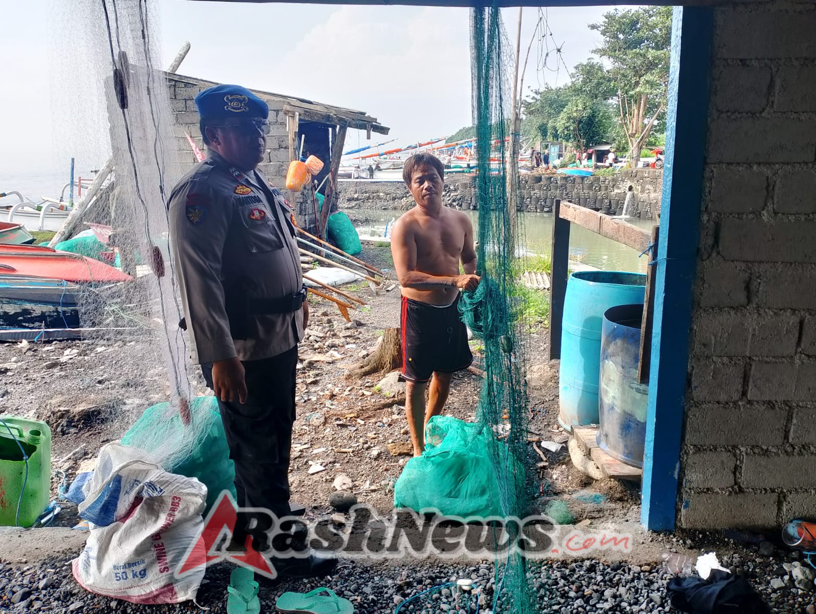 Sat Polairud Polres Karangasem Beri Himbauan Keselamatan Laut kepada Nelayan Pesisir Pantai Ujung