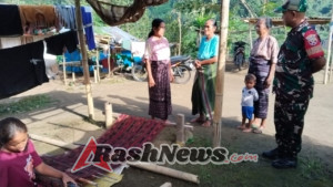 Babinsa Kodim 1602/Ende Hadirkan Rasa Aman dan Nyaman bagi Pengerajin Tenun Ikat