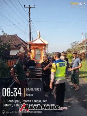 Bhabin Desa Sudimara Polsek Tabanan hadir Amankan kegiatan Ngaben