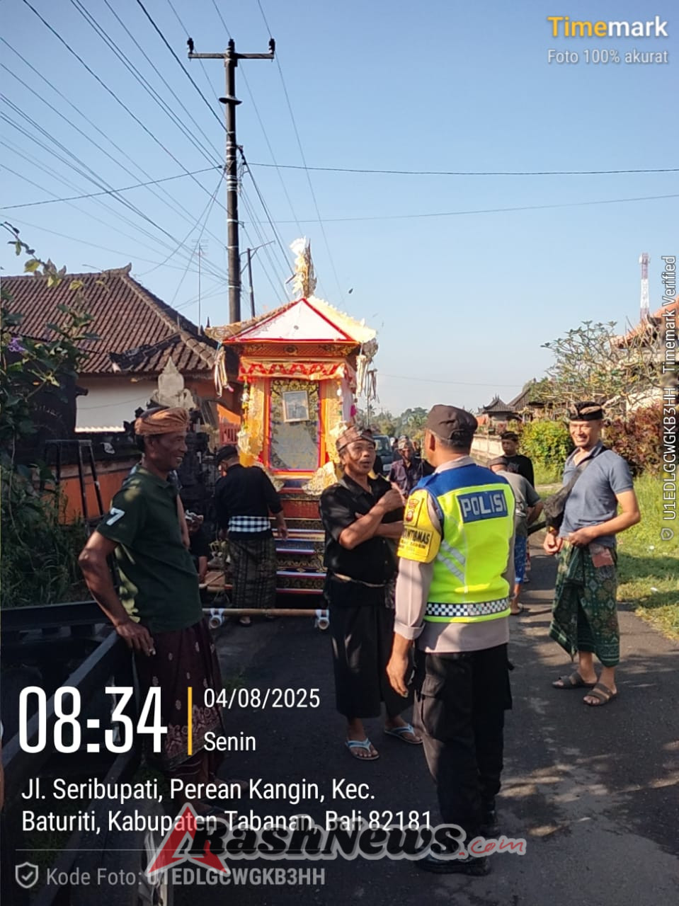 Bhabin Desa Sudimara Polsek Tabanan hadir Amankan kegiatan Ngaben