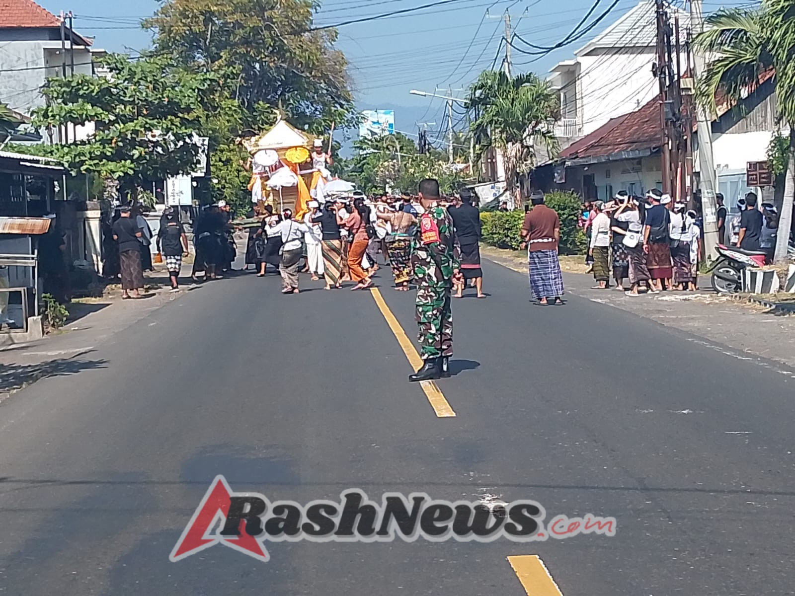 Kehadiran Babinsa Pastikan Kremasi Warga Temukus Berjalan Lancar dan Khidmat