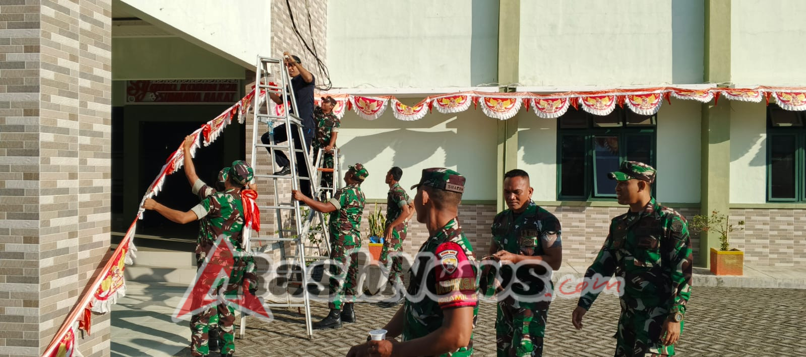 Makodim 1628/Sumbawa Barat Tampilkan Nuansa Patriotik Lewat Umbul-Umbul
