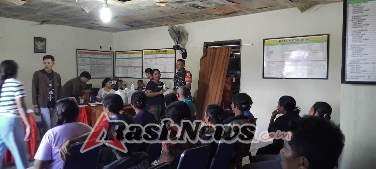 Wujud Kepedulian, Babinsa Koptu Meli Sudarli Awasi Distribusi Beras di Rote Barat Daya