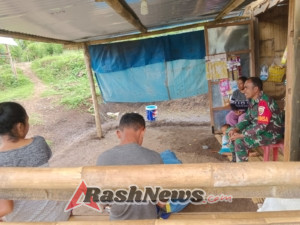 Babinsa Koramil Detusoko Ajak Warga Ekolea Waspada Cuaca Ekstrem Melalui Komsos di Warung