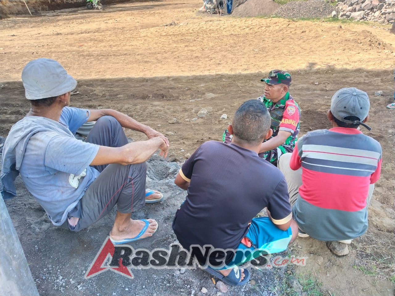 Peningkatan Keamanan Wilayah: Babinsa Koramil 1602-01/Ende Laksanakan Pamwil Bersama Warga