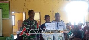 Wujudkan Rasa Aman, Babinsa Ende Dampingi Warga Saat Terima Bantuan Beras Pemerintah