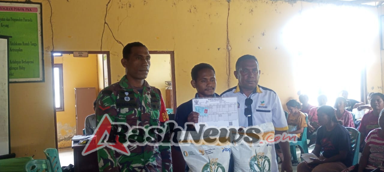 Wujudkan Rasa Aman, Babinsa Ende Dampingi Warga Saat Terima Bantuan Beras Pemerintah