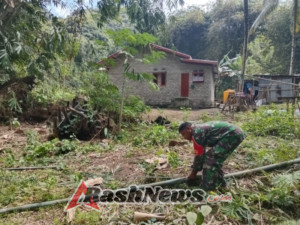 Karya Bakti Terbatas Babinsa Detusoko Tingkatkan Keharmonisan dengan Warga Desa Roa