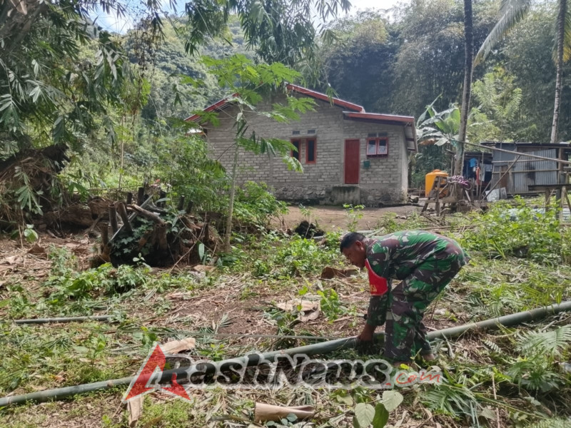 Karya Bakti Terbatas Babinsa Detusoko Tingkatkan Keharmonisan dengan Warga Desa Roa