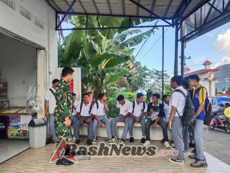Babinsa Kodim 1602/Ende Tingkatkan Kedisiplinan Pelajar Lewat Komsos di Wilayah Binaan