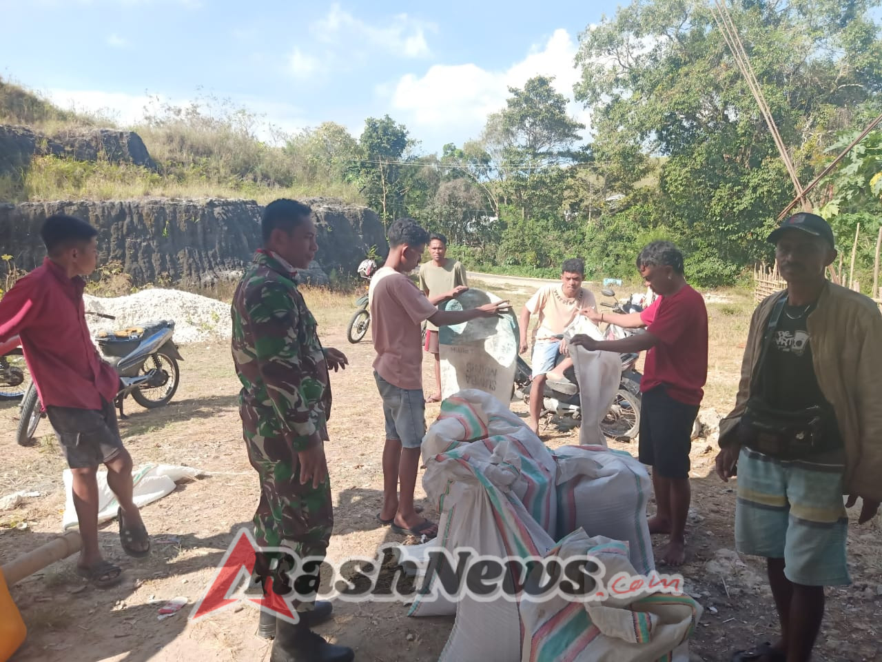 Babinsa dan Pengusaha Padi Bahas Ketahanan Pangan di Sumba Tengah