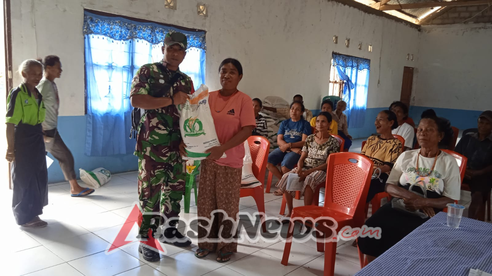 Sertu I Putu Suecadana Kawal Bantuan Pangan di Kecamatan Kahali