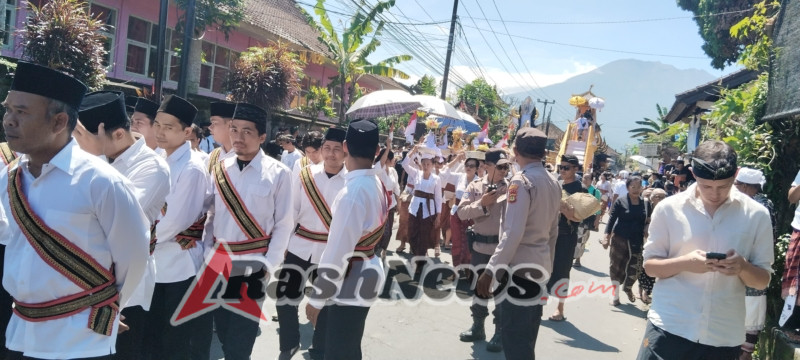 Bhabinkamtibmas Desa Sidemen Melakukan Pengamanan Kegiatan Pitra Yadnya di Desa Sidemen
