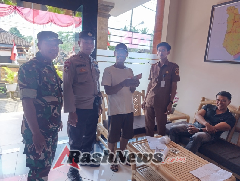 Babinsa Blahbatuh Aktif Awasi Distribusi BLT Bulan ke-8 di Belega