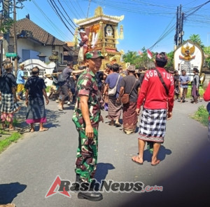 Babinsa Koramil 1616-01/Gianyar Bantu Kelancaran Upacara Ngaben