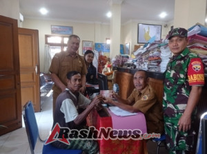 Sertu I Komang Kamaryana Dukung Kelancaran Pembagian BLT di Celuk