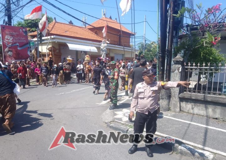 Bhabinkamtibmas dan Babinsa Atensi Upacara Ngaben Warga Banjar Kehen di Desa Kesiman Petilan