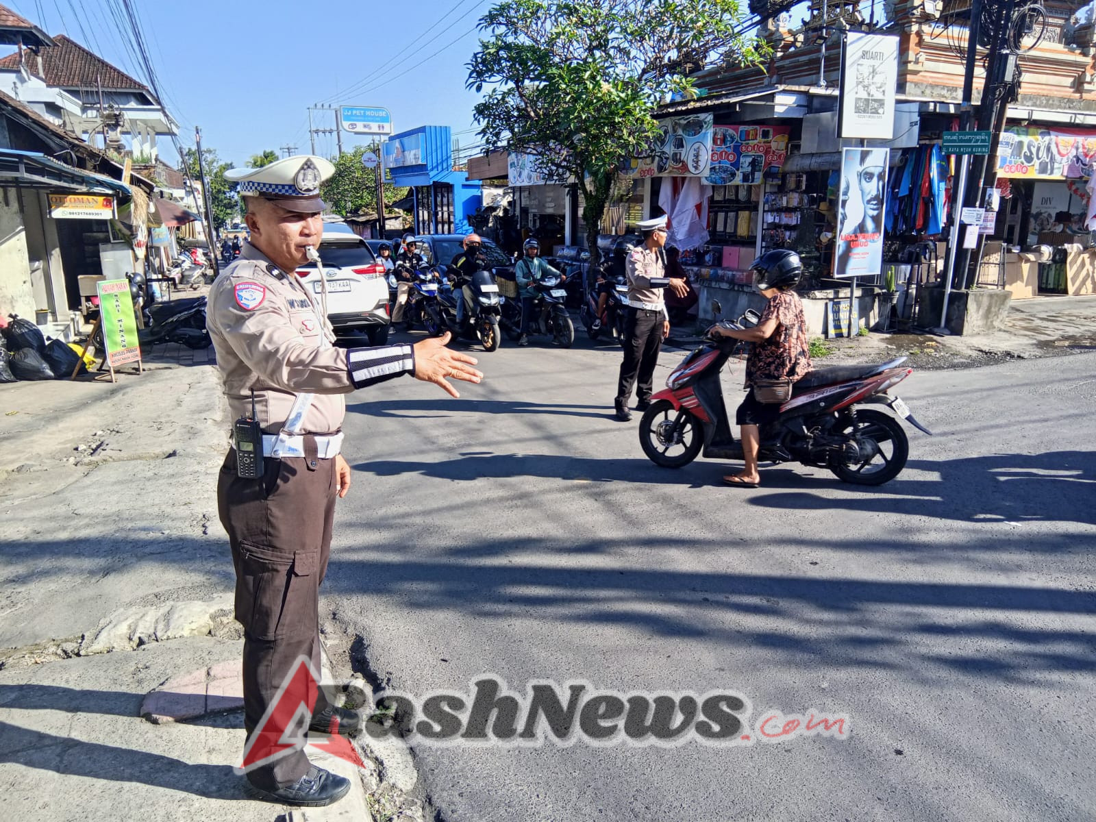 Polsek Ubud Laksanakan Giat Strong Point Dan Pengaturan Lalin Di Simpang 3 Nyuhkuning
