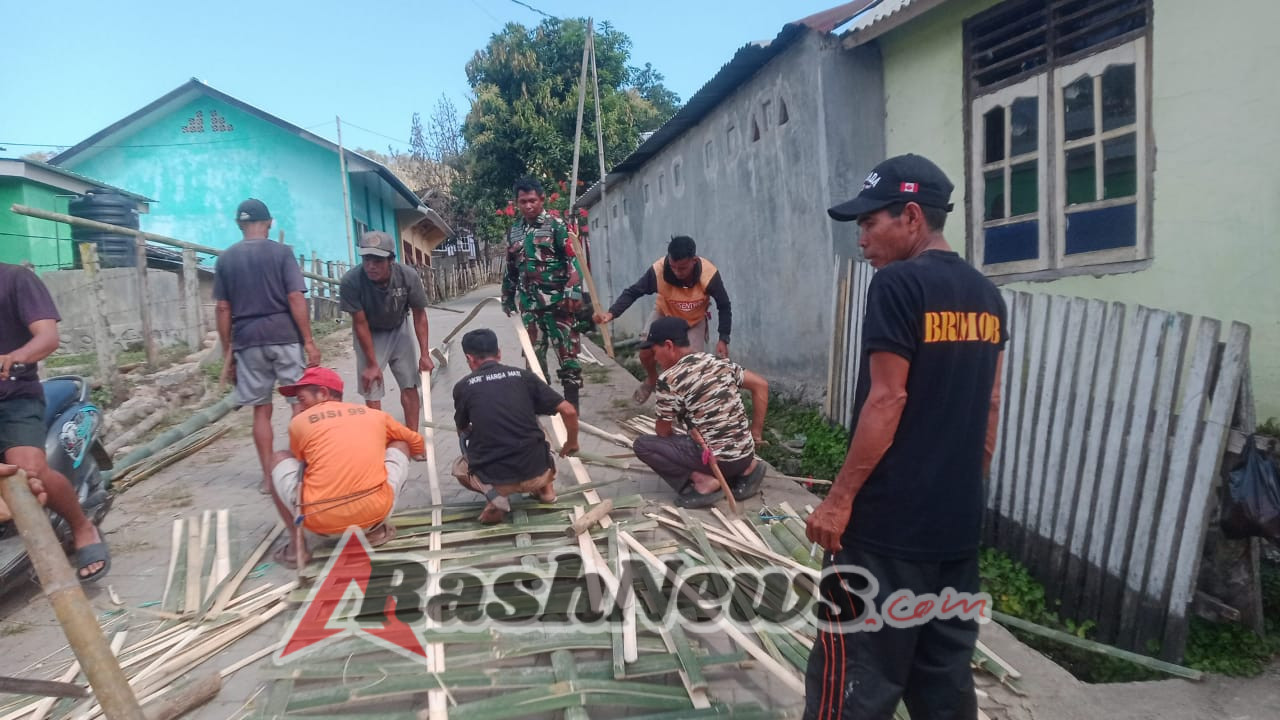 Babinsa dan Warga Telaga Bangun Pagar Sekolah, Wujud Semangat Merah Putih