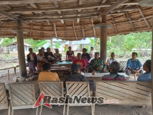 Babinsa Koramil 1618-04/Bisel dan Warga Lapeom Bersinergi Ciptakan Lingkungan Aman dan Damai