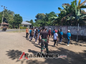 Paskibraka Kecamatan Bola Siap Mengibarkan Bendera Merah Putih, Babinsa Berikan Pelatihan