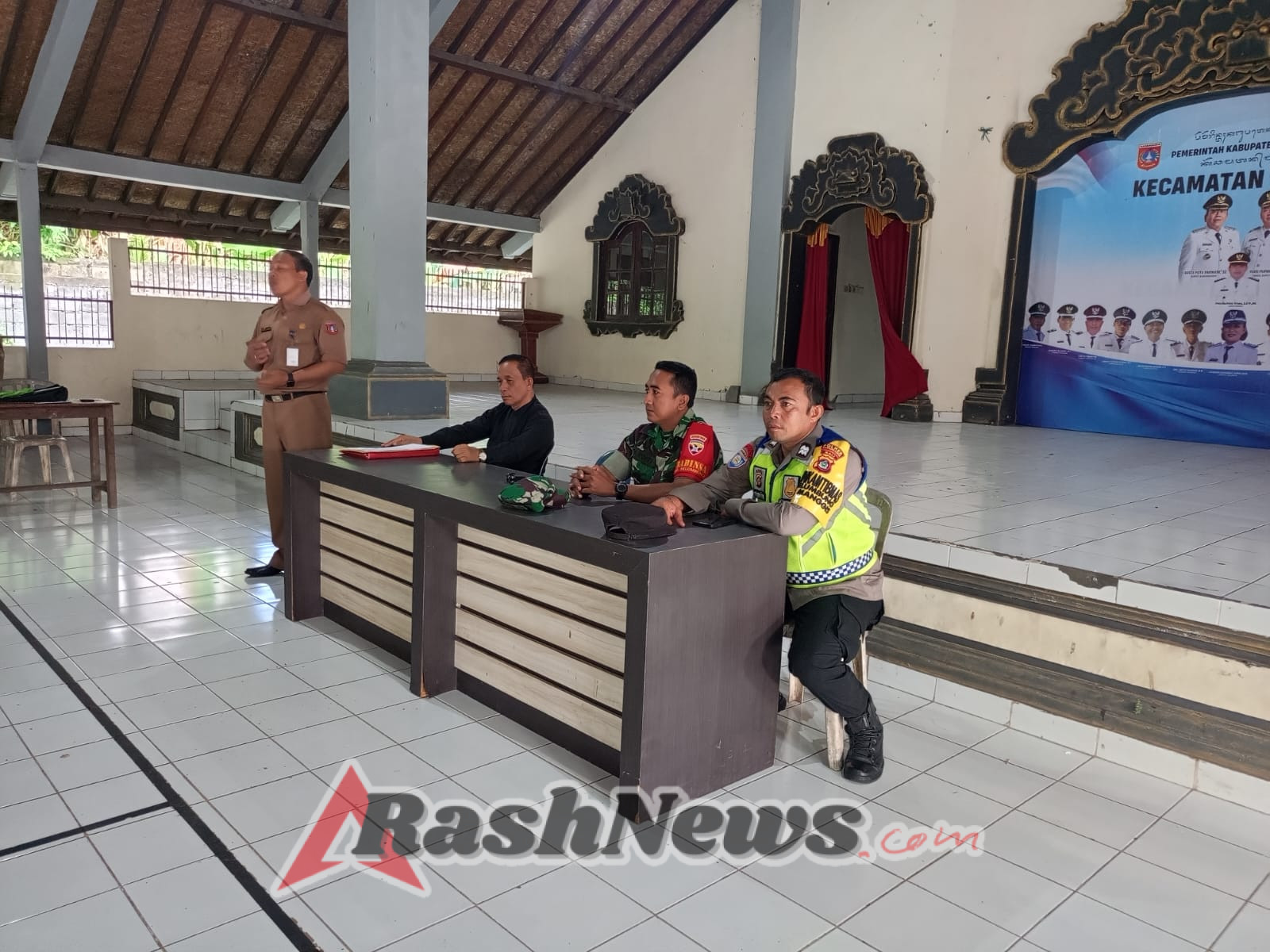 Sinergi Babinsa Selumbung dengan Bhabinkamtibmas kawal seleksi calon Perangkat Desa.