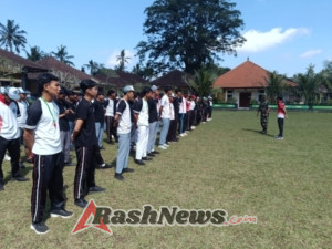 Babinsa 1623-03/Rendang latihkan PBB siswa-siswi SMA N l Rendang dalam rangka persiapan lomba gerak jalan.
