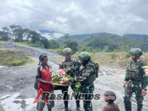 Belanja Kasih Satgas Yonif 743/PSY,Tumbuhkan Harapan di Kampung Tinolok