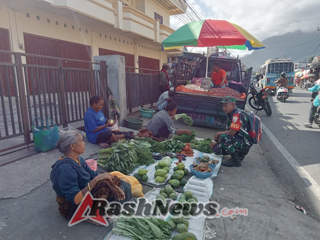 Babinsa Koramil 1602-01 Amankan Pasar Wolowona dengan Monitoring dan Sosialisasi