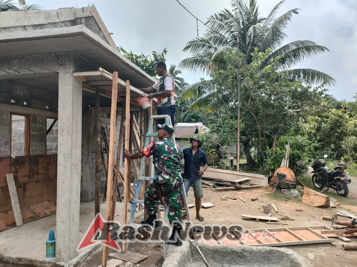 Babinsa Kodim 1602/Ende Himbau Warga Tetap Waspada Cuaca Saat Karya Bakti di Pujambu