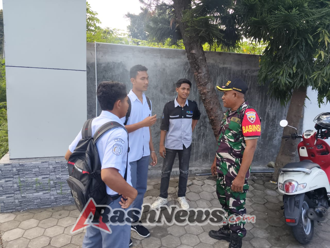 Wujud Kemanunggalan TNI-Rakyat, Babinsa Kodim 1602/Ende Bina Pelajar di Luar Sekolah