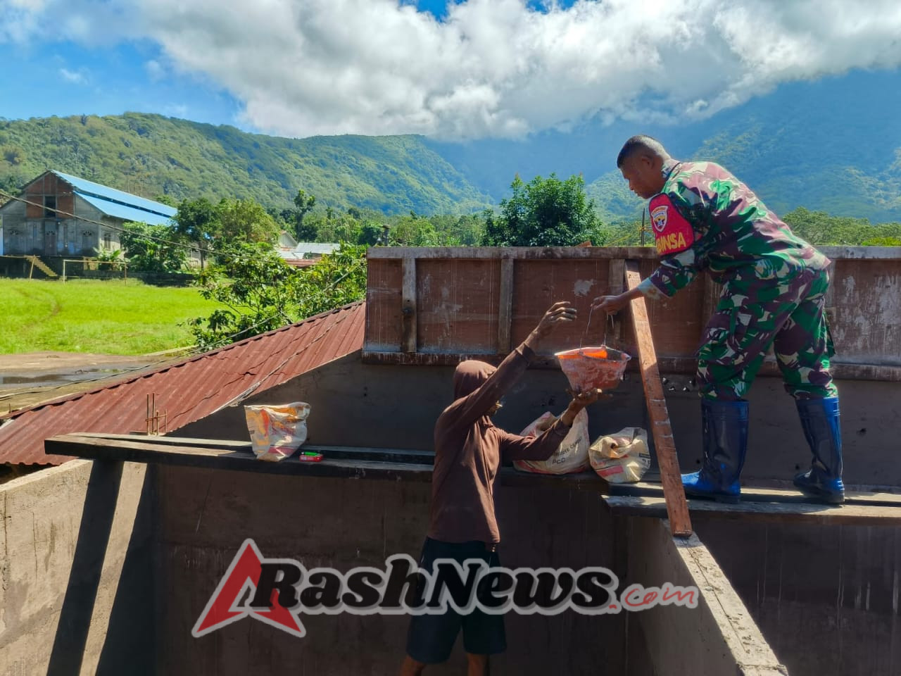 Babinsa Kodim 1602/Ende Gelar Karya Bhakti Bantu Pengecoran Rumah Warga Dusun Kopo Ba’i