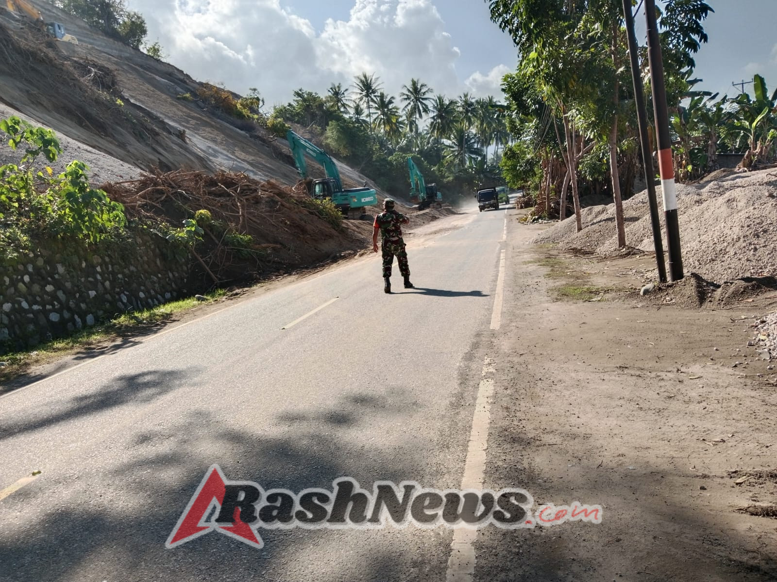 Babinsa Ende Himbau Warga Tetap Waspada di Lokasi Penggusuran Jalur Transportasi Ende-Ngada