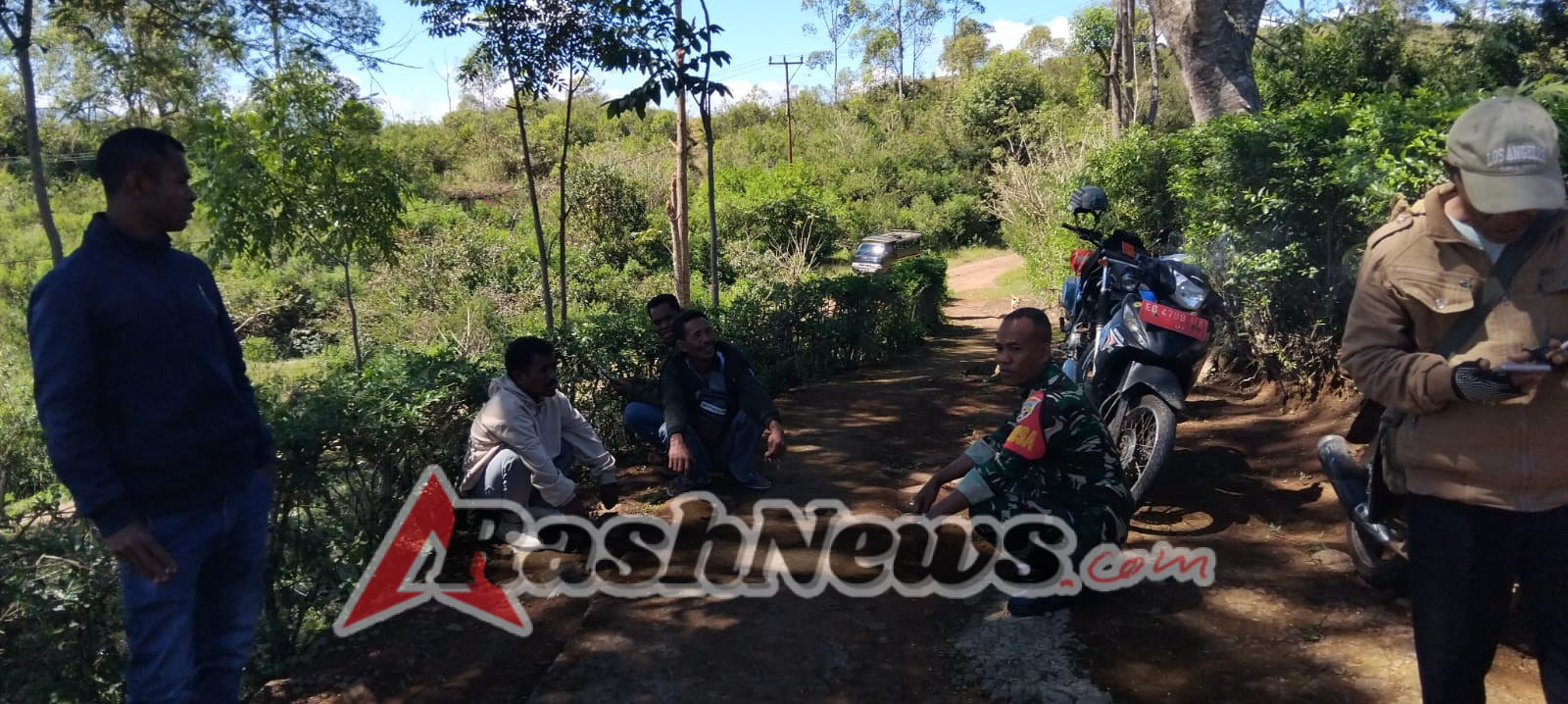 Babinsa Koramil Detusoko Tingkatkan Kewaspadaan Warga Desa Mukureku Sa Ate