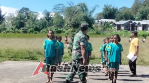 Serka Aurelius Muga Tanamkan Jiwa Disiplin Melalui Latihan PBB di SDI Waruwaja